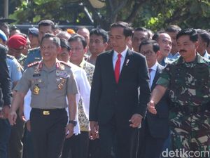 Potret Presiden Jokowi Diapit Kapolri dan Panglima TNI