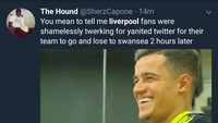 Kekalahan Liverpool atas Swansea juga memperlihatkan foto Philippe Coutinho, yang pindah ke Barcelona, tersenyum senang seolah menyindir keputusannya hengkang adalah suatu hal yang tepat. (Foto: Twitter @SherzCapone)