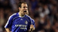 Arjen Robben pada 2004 akan bergabung dengan MU dan bahkan sudah terlihat di sekitar kompleks latihan klub. PSV Eindhoven akhirnya melepas Robben ke Chelsea setelah menawar dengan harga 12 juta pound sterling dan MU cuma 5 juta pound. (Foto: Mike Hewitt/Getty Images)
