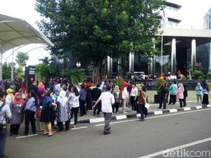 Usai Gempa, Novanto dan Tersangka yang Diperiksa KPK Dibawa Turun