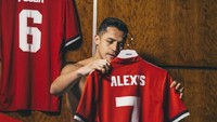 Sanchez, yang kini berumur 29 tahun, akan memakai kostum MU bernomor punggung 7. Foto: Twitter @ManUtd.