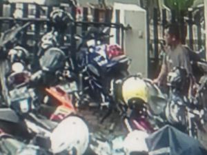 Terekam CCTV, Pencuri Motor Ini Lakukan Aksinya Dengan Santai