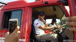 Kijang Satu-Dua Masuk.., Begini Gaya Sandiaga Naik Mobil Damkar