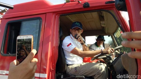 Kijang Satu-Dua Masuk.., Begini Gaya Sandiaga Naik Mobil Damkar