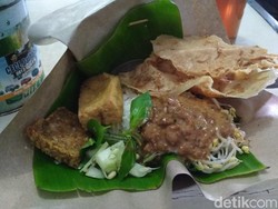 Doyan Sarapan Pecel? Cobain Pecel Mbok Bari Blitar Yuk!