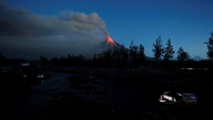 Foto: Erupsi Gunung Mayon di Filipina Picu Hujan Abu Lebat