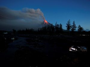 Foto: Erupsi Gunung Mayon di Filipina Picu Hujan Abu Lebat