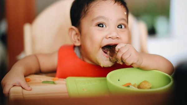 Lihat Nih 8 Foto Kawa, Anak Andien Saat Makan yang Bikin Gemas!