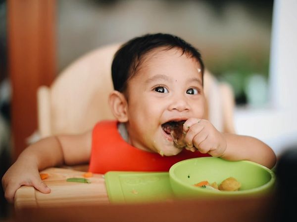 Lihat Nih 8 Foto Kawa, Anak Andien Saat Makan yang Bikin Gemas!