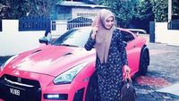 Gaya Hijabers Cantik Malaysia dengan Mobil Mewah