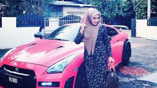Gaya Hijabers Cantik Malaysia dengan Mobil Mewah