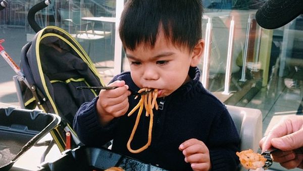 Lihat Ekspresi Anak-anak Ini Makan Mi, Bikin Ngiler