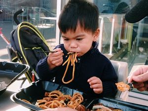 Lihat Ekspresi Anak-anak Ini Makan Mi, Bikin Ngiler