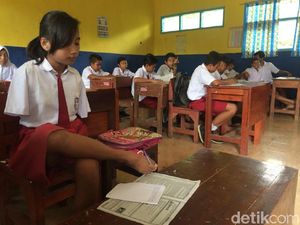 Pelajar Menulis dengan Kaki Ini Rela Berjalan 1 Jam Menuju Sekolah Pelajar Menulis dengan Kaki Ini Rela Berjalan 1 Jam Menuju Sekolah