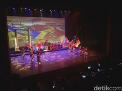 Teater HUT Megawati ke-71: Martabak, Susilo hingga Tiang Listrik