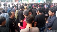 Gempa Guncang Jakarta, Pekerja Kantoran Berhamburan