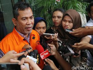 Bupati HST Kalsel Kembali Diperiksa KPK Bupati HST Kalsel Kembali Diperiksa KPK
