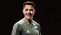 Setelah bergabung dengan MU, Sanchez mengaku gembira karena telah jadi bagian dari klub terbesar di dunia. Foto: Twitter @ManUtd.