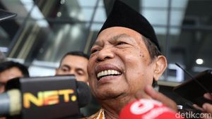 Usai Diperiksa KPK, Wali Kota Mojokerto Tertawa