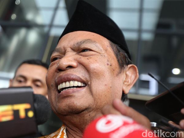Usai Diperiksa KPK, Wali Kota Mojokerto Tertawa