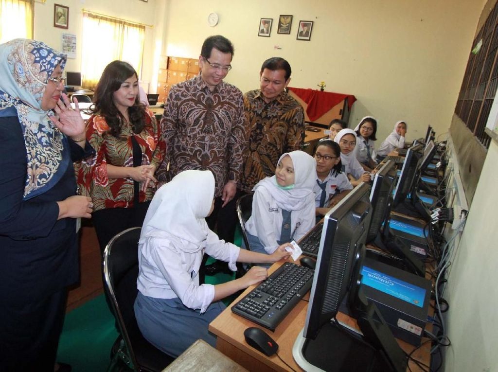 Peduli Anak Bangsa, 500 Komputer untuk SMK di Indonesia