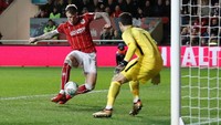 Tim tuan rumah bahkan berhasil mencetak gol penyama di injury time melalui pemain belakang Aden Flint. Foto: Carl Recine/Action Images via Reuters