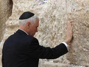 Momen Wapres AS Kunjungi Tembok Ratapan di Yerusalem Momen Wapres AS Kunjungi Tembok Ratapan di Yerusalem