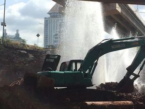 Air PDAM Menyembur di Area Proyek Tol Depok-Antasari Air PDAM Menyembur di Area Proyek Tol Depok-Antasari