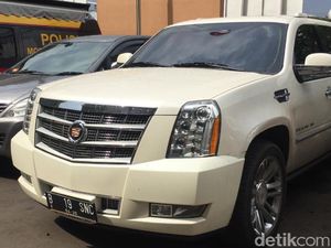 Penerobos Busway yang Seret Polantas Kemudikan Cadillac Pinjaman Penerobos Busway yang Seret Polantas Kemudikan Cadillac Pinjaman