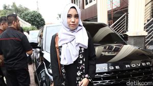 Berhijab Ungu, Salmafina Siap Jadi Janda?