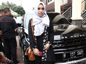 Berhijab Ungu, Salmafina Siap Jadi Janda?