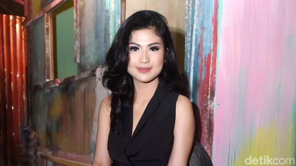 Pesona Delia Husein, Lawan Main Reza Rahadian di Benyamin: Biang Kerok