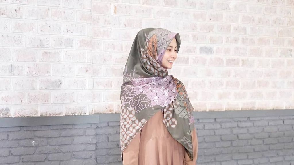 7 Inspirasi Hijab Syari Untuk Ke Pengajian Ala Selebgram
