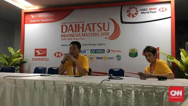 Sekjen PBSI, Achmad Budiharto, mengumumkan hasil penjualan tiket hari kedua Indonesia Masters 2018.