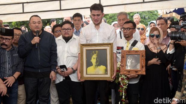 Pemakaman Sys NS di TPU Jeruk Purut.