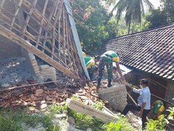 Prajurit Kostrad Bantu Korban Gempa Banten Bersihkan Reruntuhan Rumah