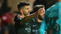 Aguero kemudian memperbesar keunggulan City lewat golnya pada awal babak kedua. Foto: Hannah McKay/Reuters