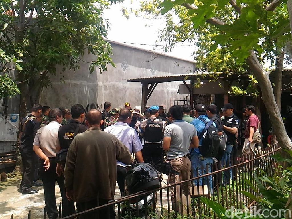 Pantau Polisi Via CCTV, Ada yang Kabur Saat Kampung Ambon Digerebek Pantau Polisi Via CCTV, Ada yang Kabur Saat Kampung Ambon Digerebek