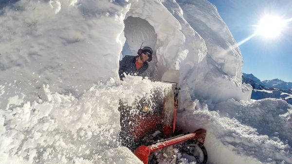 Foto: Serunya Bikin Igloo Sendiri di Swiss