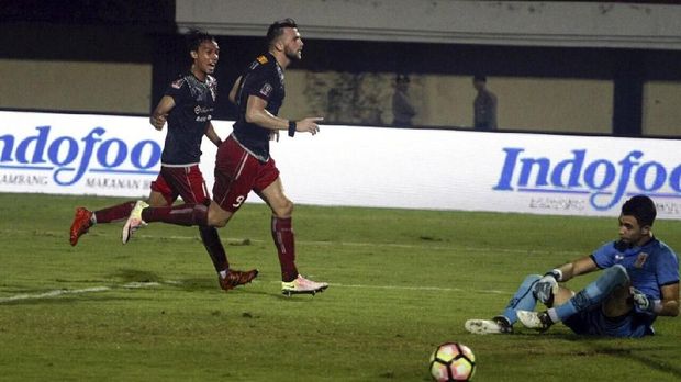 Marko Simic (kanan) membuktikan produktivitas di lini depan Persija.