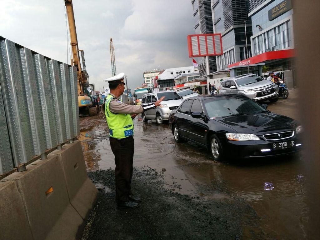 Jakarta Hujan Deras Sore Ini, Lalin di Sejumlah Jalan Macet