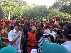 Hibur PPSU di Cipayung Jaktim, Sandiaga Goyang Terajana