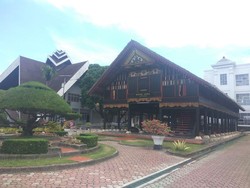Rumah Adat Aceh: Nama, Bagian-bagian, dan Filosofi Arsitektur