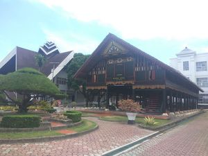 Rumah Adat Aceh: Nama, Bagian-bagian, dan Filosofi Arsitektur Rumah Adat Aceh: Nama, Bagian-bagian, dan Filosofi Arsitektur