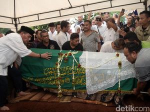 Ikut Turun ke Liang Lahat, Anak Belum Sanggup Kunjungi Makam Sys NS