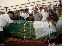 Ikut Turun ke Liang Lahat, Anak Belum Sanggup Kunjungi Makam Sys NS