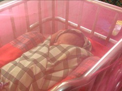 Bayi Ini Ditemukan dalam Kardus di Duren Sawit