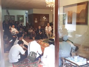 Pelayat Berdatangan ke Rumah Mantan Mendikbud Daoed Joesoef