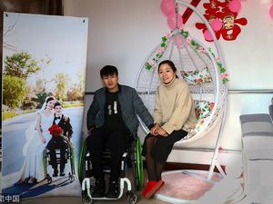 Kisah Inspiratif Perjuangan Pria Lumpuh dan Berhasil Menikahi Wanita Cantik