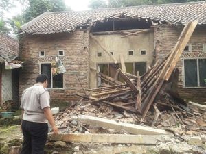 Gempa Robohkan 3 Rumah dan Hancurkan Plafon Sekolah di Pandeglang